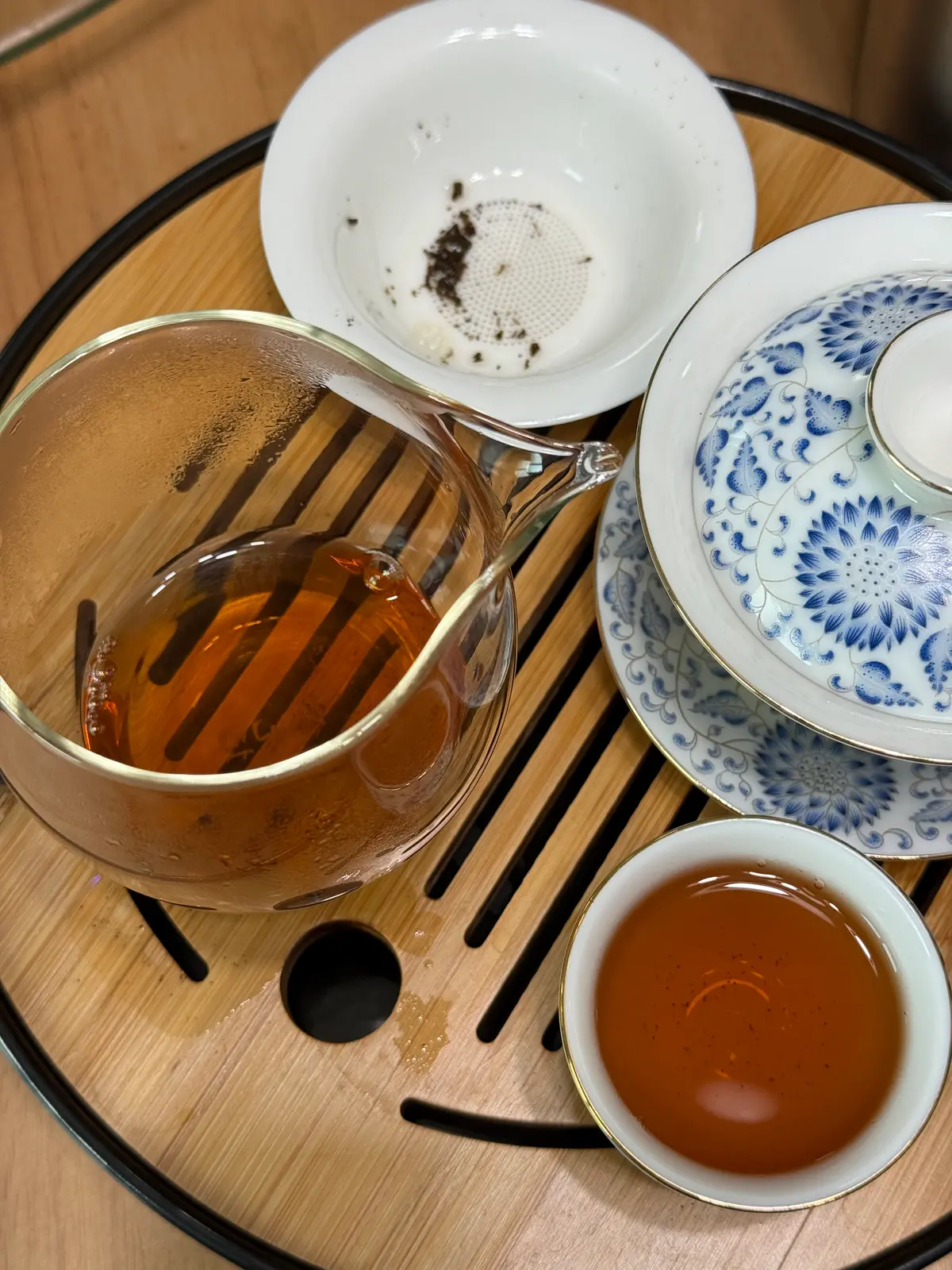 Yiwu 2006 sheng — early steep liquor, light amber-gold