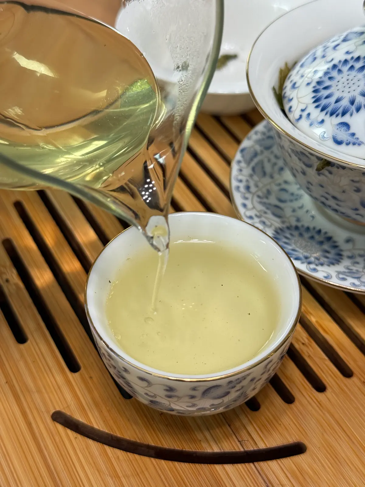 Xi Hu Longjing — early steep, near-clear pale gold liquor